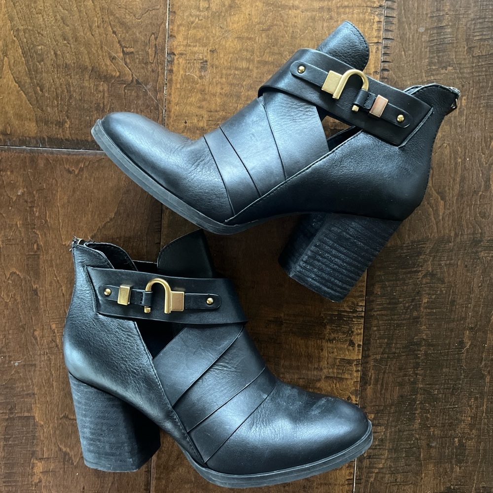 Isola Ladora Black leather ankle booties with gold hardware size 8
